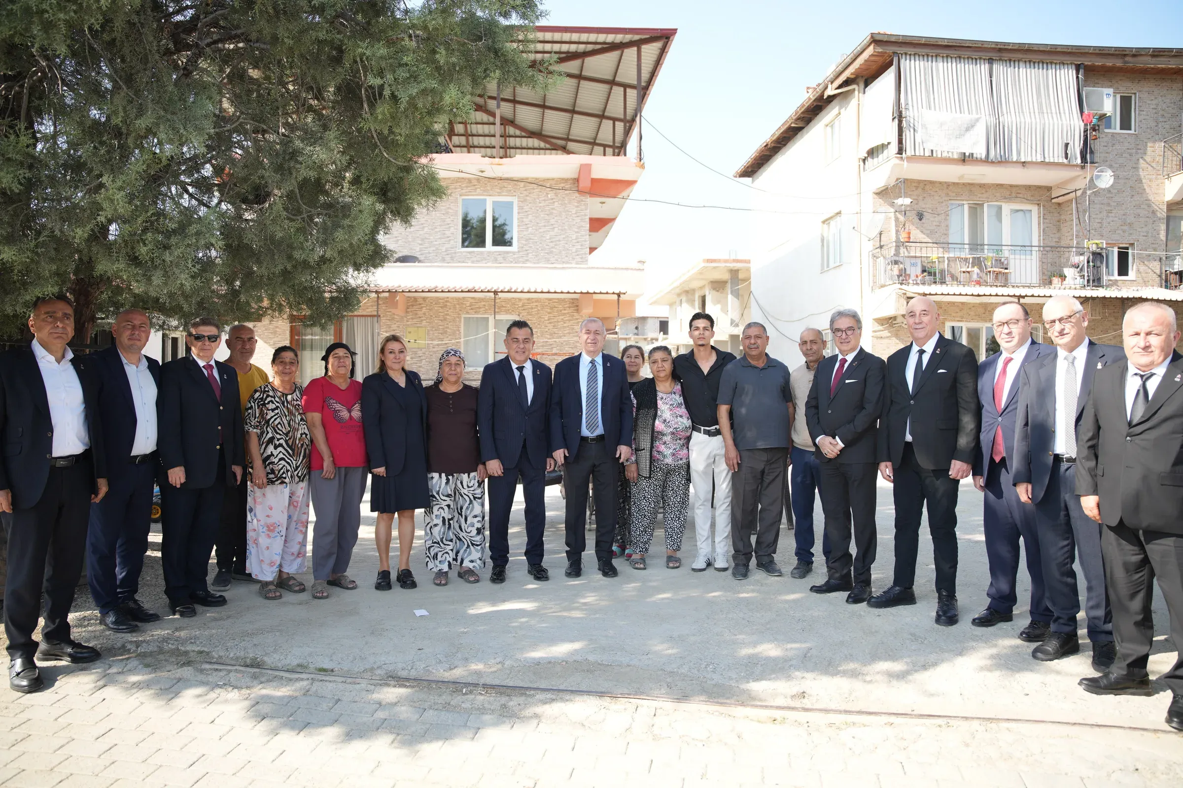 Ümit Özdağ vefat eden Gazi Erdal Özdemir’in ailesini ziyaret etti